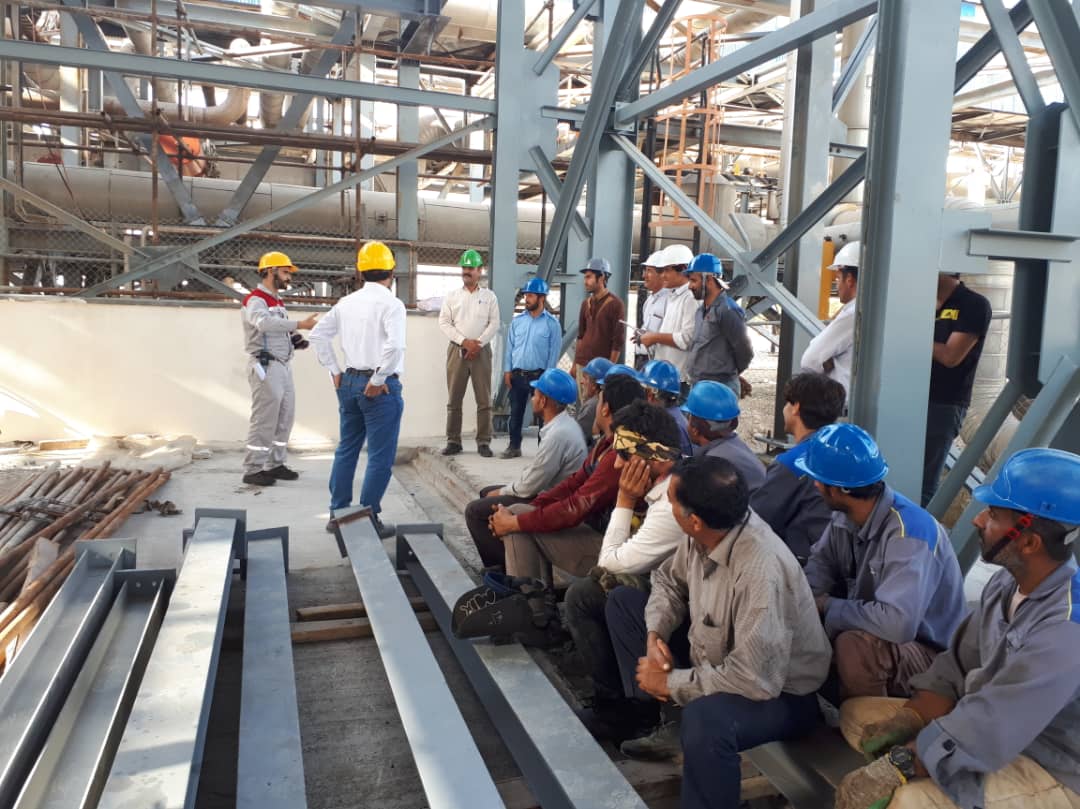 جلسه توجیه پرسنل توسط سرپرست HSE